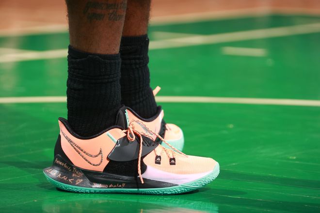 他真把足球踢成艺术了（他用脚步谱写足球的艺术）