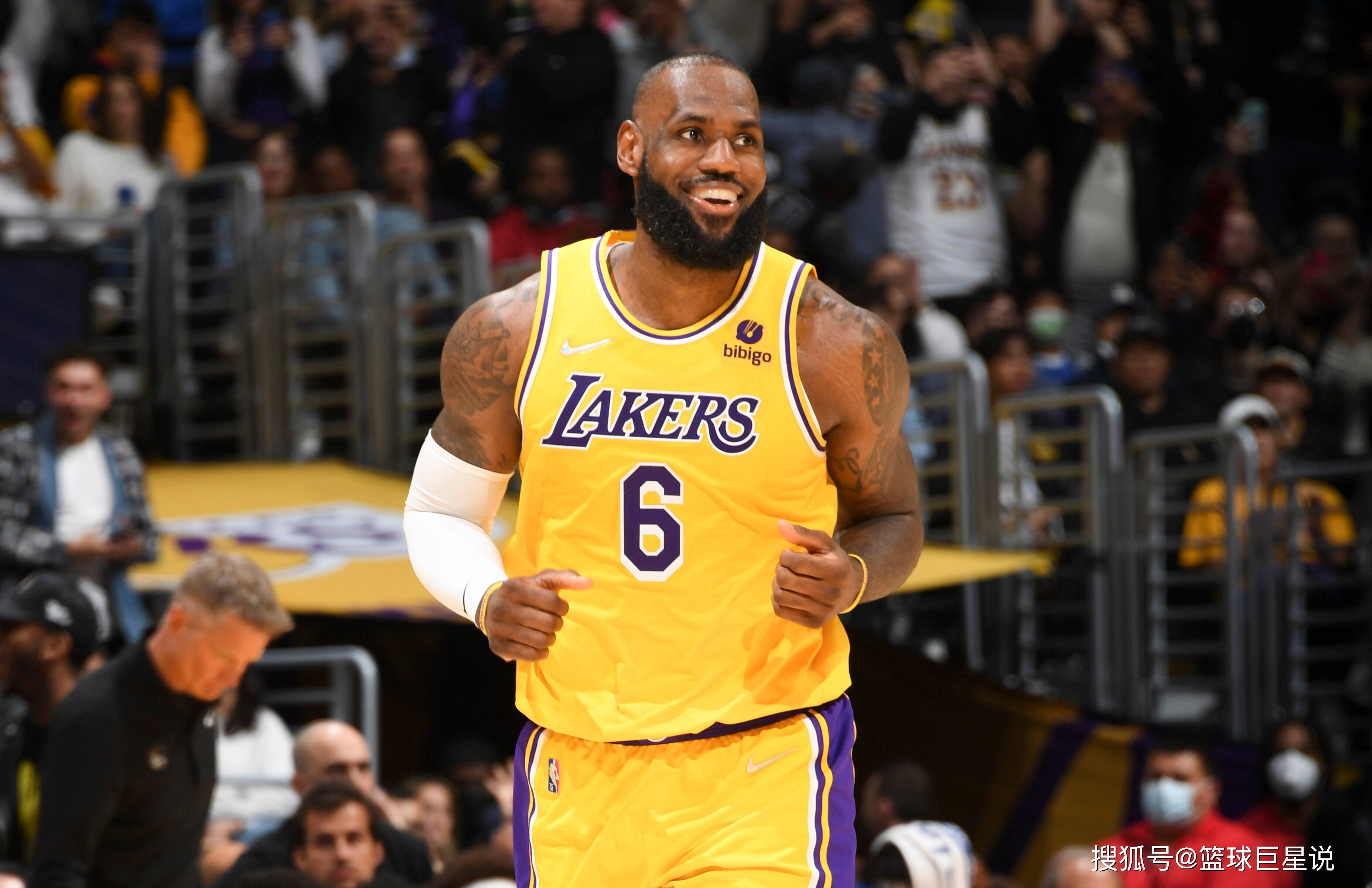 邮报：明年世界杯上下半场中段设强制补水时间，每次三分钟（邮报：明年世界杯每半场中段将设3分钟强制饮水暂停）